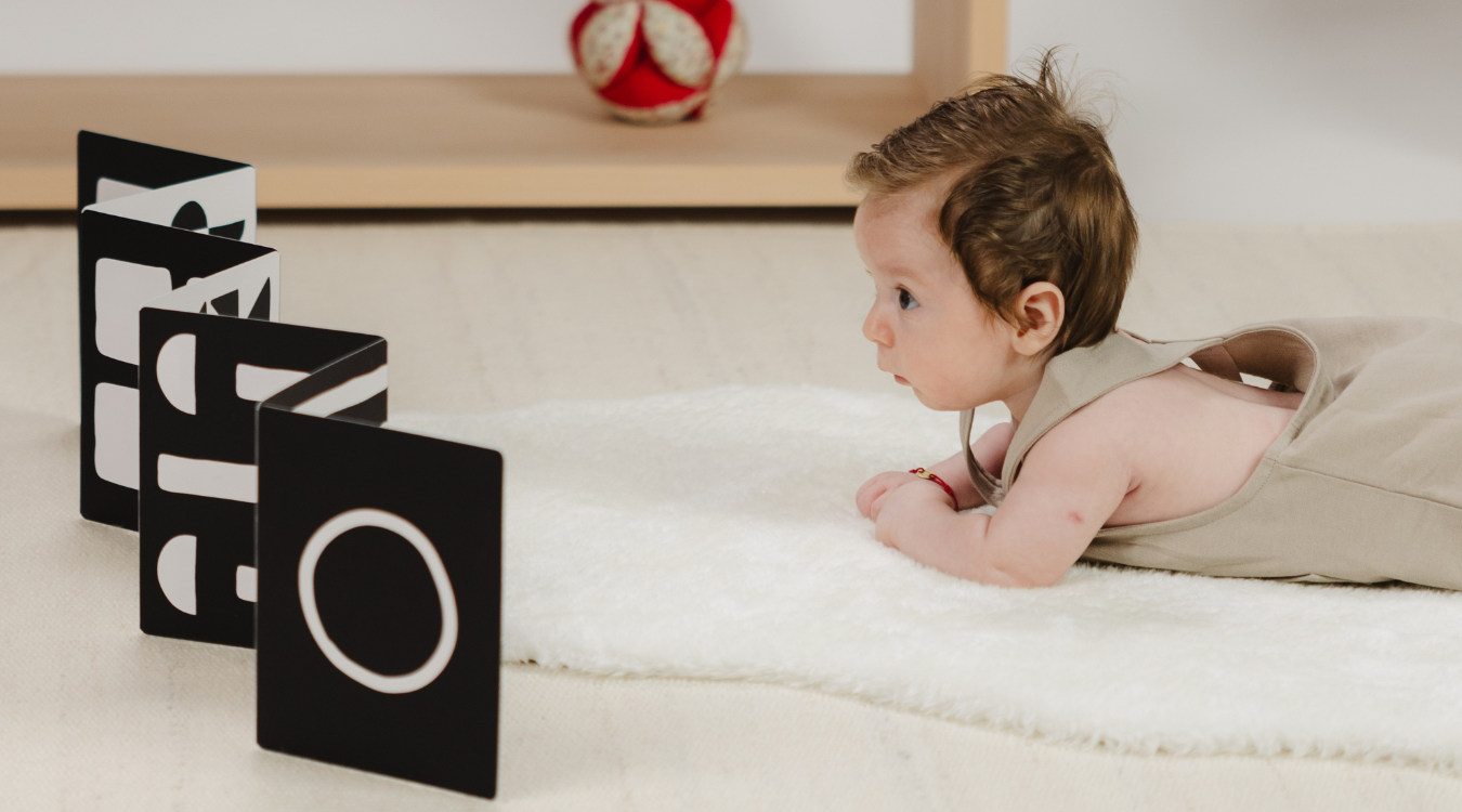 Timpul petrecut pe burtică (tummy time), în funcție de vârstă: Sfaturi și idei de activități