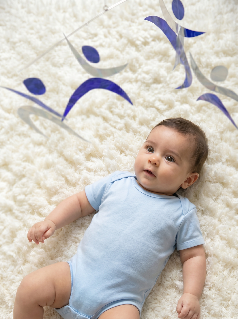 Jucării Montessori pentru bebeluși: cum le alegi în funcție de etapa de dezvoltare