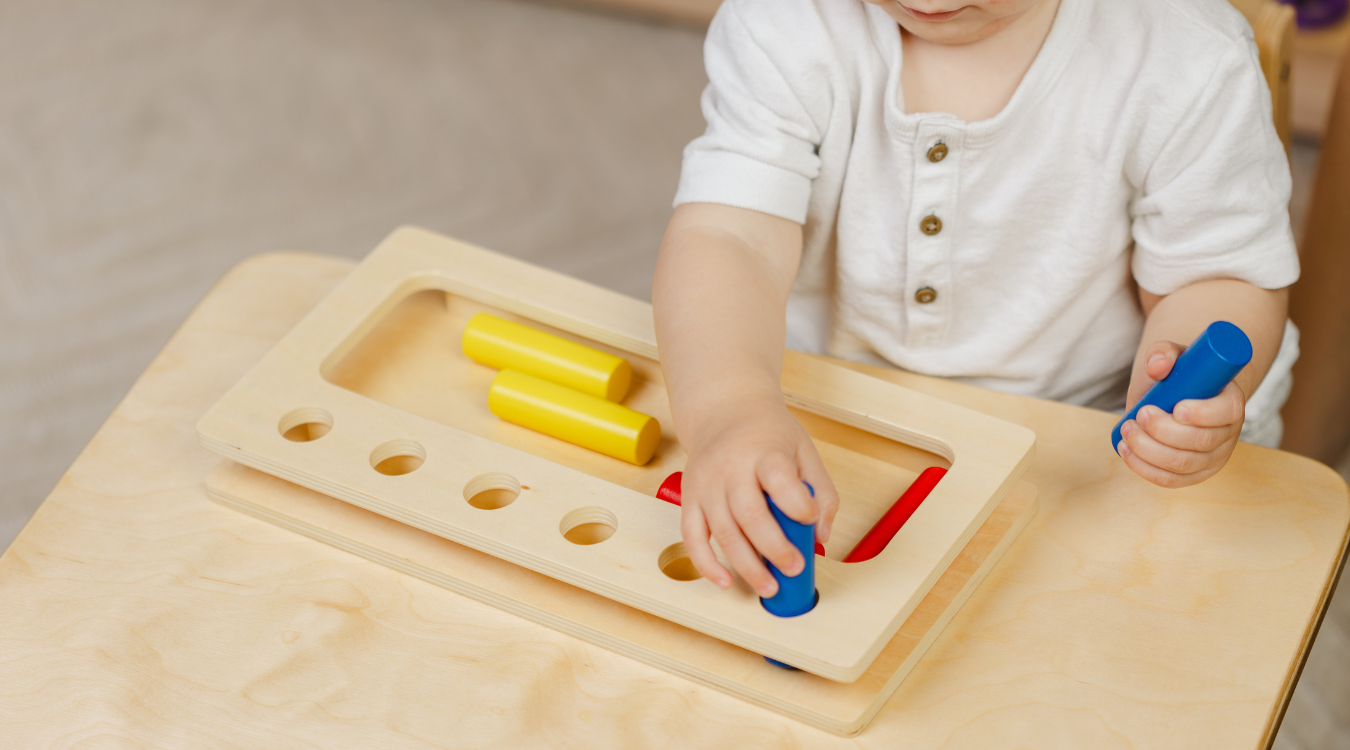 Beneficiile educației Montessori comparativ cu educația tradițională
