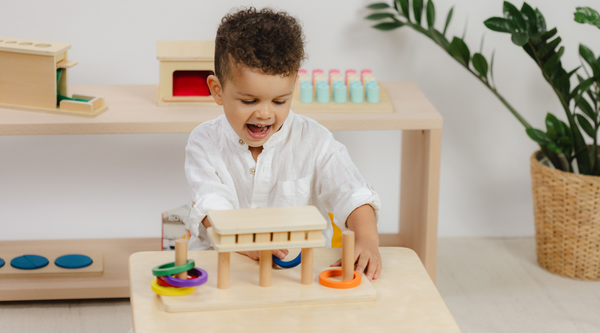 Dezvoltarea autonomiei la copii prin metoda Montessori – Rolul jucăriilor și al activităților acasă