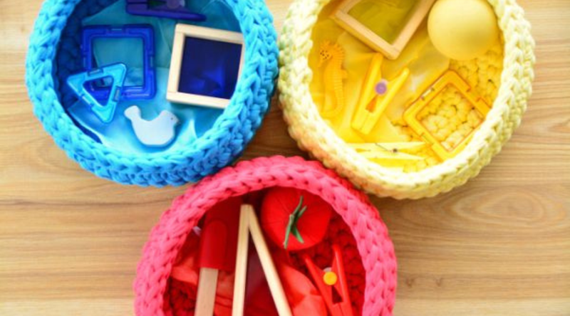 Ce pun familiile Montessori în „coșul comorilor” pentru bebeluși?