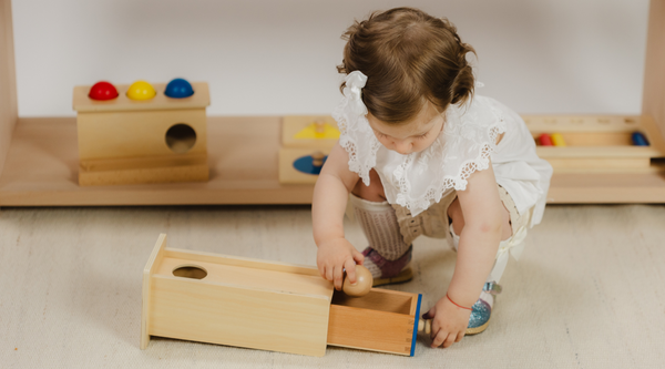 Anxietatea de separare și cutia permanenței: Cum ajută jucăriile Montessori copilul să gestioneze despărțirea
